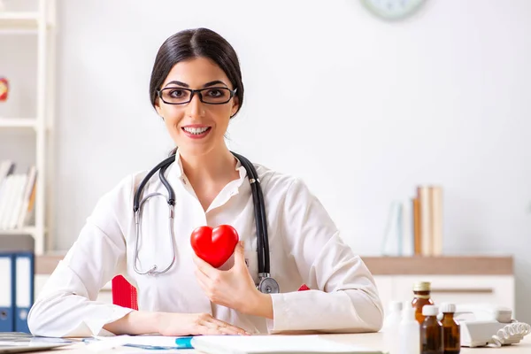 Giovane medico nel concetto di cura del cuore — Foto Stock
