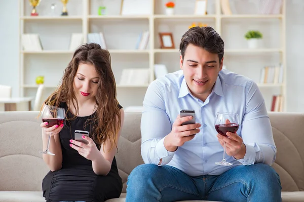 Pareja joven bebiendo vino en concepto romántico — Foto de Stock