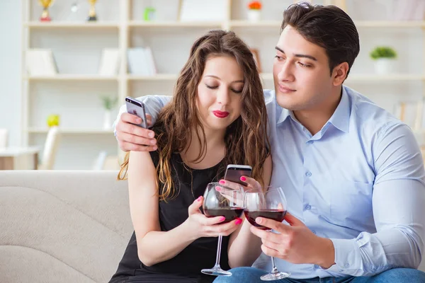 Genç çift romantik bir konseptte şarap içiyor.