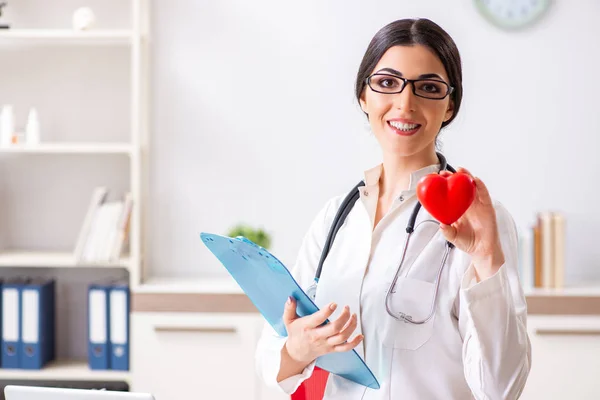 Joven doctor en concepto de cuidado del corazón —  Fotos de Stock