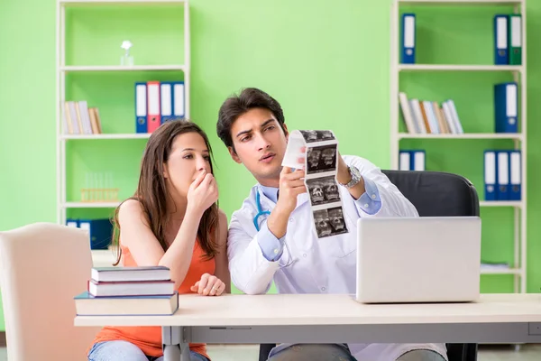 Pregnant woman visiting male gynecologyst at the clinic — Stock Photo, Image