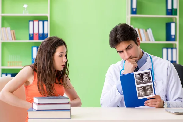 Gravid kvinde besøger mandlige gynækolog på klinikken - Stock-foto
