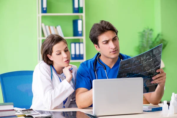 Ginecólogos de mujeres y hombres discutiendo caso médico en la clínica — Foto de Stock