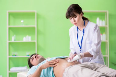 Genç adam ultrason prosedürü için radyolojisti ziyaret ediyor. 