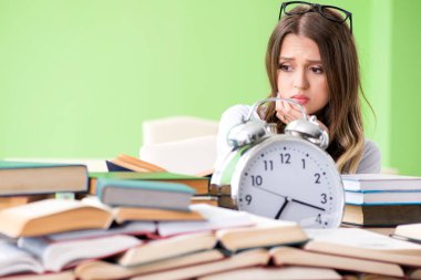 Sınavlara zamanında hazırlanan genç kız öğrenci.
