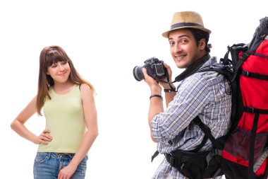 Genç bir aile beyazlar içinde tatile çıkmaya hazırlanıyor.