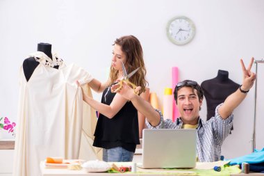 Atölyesinde çalışan genç terzi.