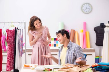 Atölyesinde çalışan genç terzi.