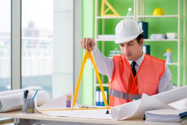 Adam mimar proje üzerinde çalışıyor. 