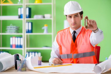 Adam mimar proje üzerinde çalışıyor. 