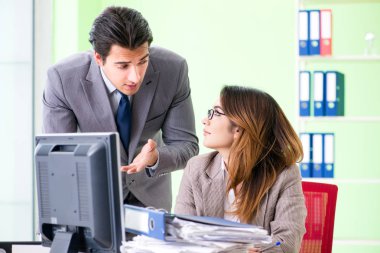 Ofiste çalışan iki meslektaşım.