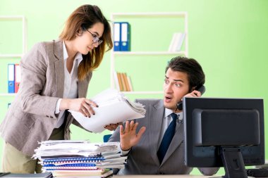 Erkek çalışan aşırı çalışmadan muzdarip. 