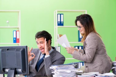 Ofiste çalışan iki meslektaşım.