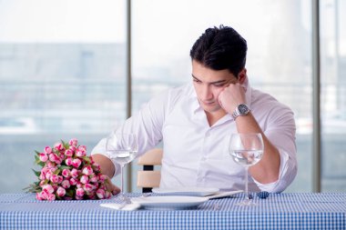 Yakışıklı, yalnız bir adam. RestarAunt 'da randevuda.