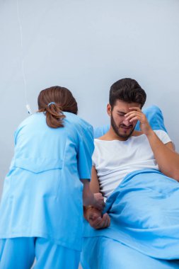 Kadın doktor erkek hastayı hastanede muayene ediyor.