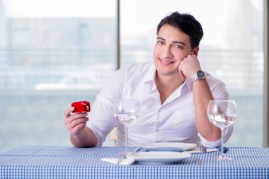 Yakışıklı, yalnız bir adam. RestarAunt 'da randevuda.