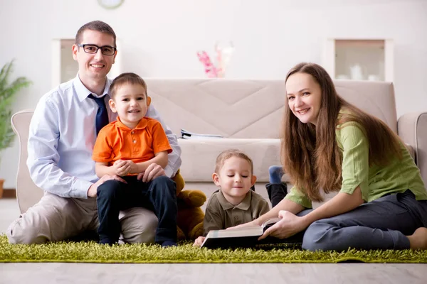 Joven familia jugando en la habitación en casa — Foto de Stock