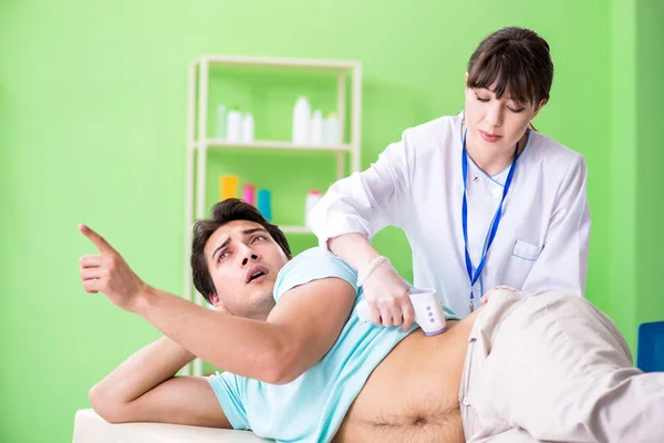 Jeune homme visitant radiologiste pour la procédure d'échographie — Photo