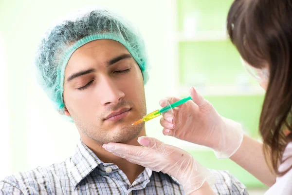 Plastikkirurg förbereder sig för operation på manligt ansikte — Stockfoto