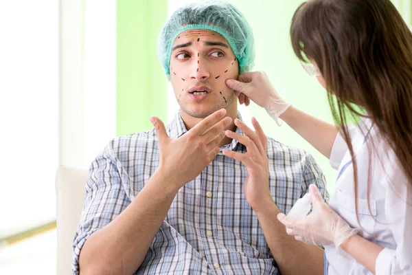 A plasztikai sebész felkészül a férfi arcon végzett műtétre — Stock Fotó