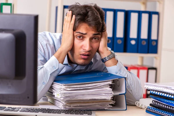 Overloaded busy employee with too much work and paperwork — Stock Photo, Image