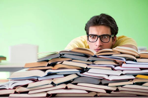 Student mit zu vielen Büchern zum Lesen vor der Prüfung — Stockfoto