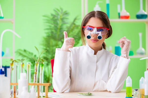 Bella scienziata biotecnologica donna chimico che lavora in laboratorio — Foto Stock