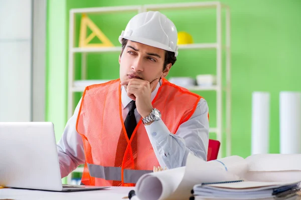 Hombre arquitecto trabajando en el proyecto — Foto de Stock