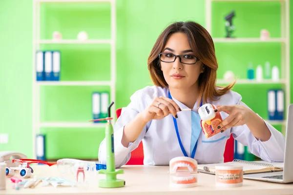 Mujer dentista trabajando en implantes dentales — Foto de Stock