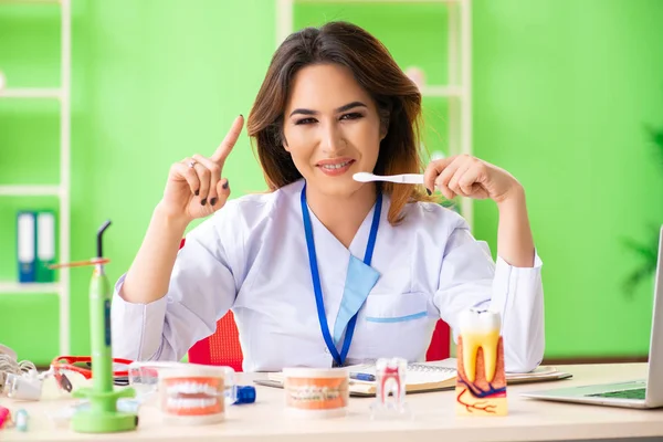 Femme dentiste travaillant sur implant dentaire — Photo