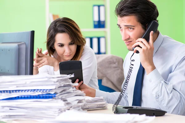 Zwei Finanzspezialisten im Büro — Stockfoto