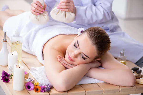 Kvinna under massage session i spa — Stockfoto