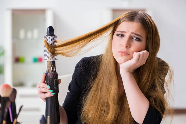 Jovem mulher tendo um dia de cabelo ruim — Fotografia de Stock