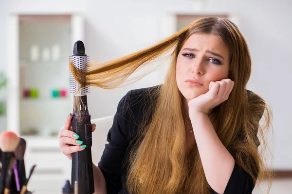 Jeune femme ayant une mauvaise journée de cheveux — Photo