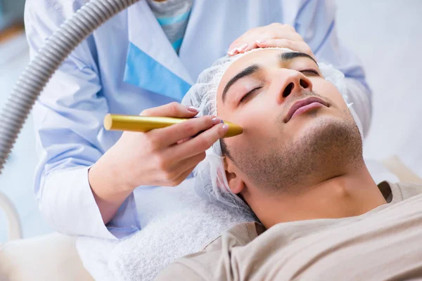 Homem Visitando Dermatologista Para Remoção Cicatriz Laser — Fotografia de Stock