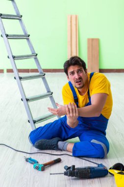 İş yerinde yaralı bir işçi var.