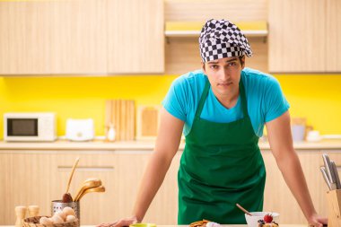 Genç profesyonel aşçı mutfakta hazırlanıyor.