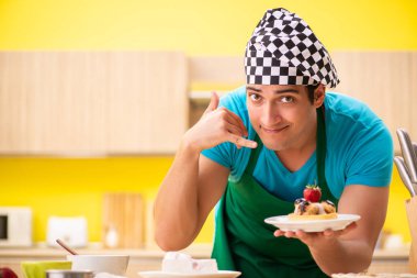 Adam evde pasta hazırlıyor.