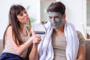 Yüzüne kilden maske takan yakışıklı