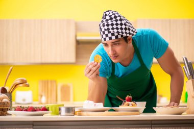 Adam evde pasta hazırlıyor.