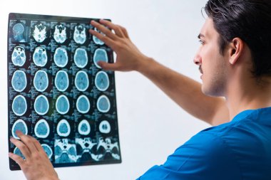 Hastanede çalışan genç, yakışıklı bir radyolog.   