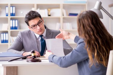 Avukat müvekkil ile hukuk davasını tartışıyor