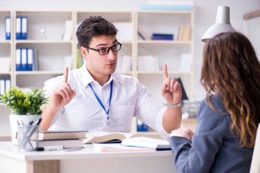 Satış yardımcısı müşteriyle işlemi tartışıyor