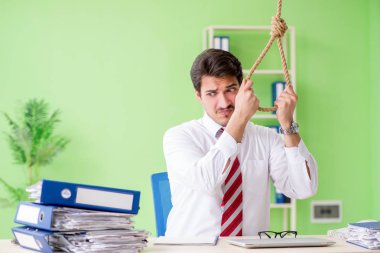 Ofiste intihar etmeyi düşünen yoksul bir işadamı. 