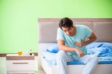 Uyku bozukluğu ve uykusuzluk çeken bir adam.