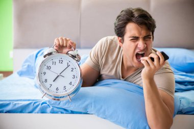 Uykusuzluk çeken bir adam.