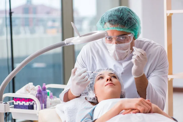 Estetik ameliyat için doktoru ziyaret eden kadın.