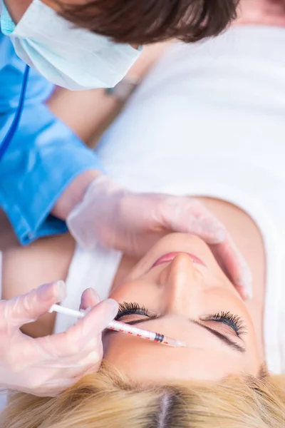 Vrouw bezoeken arts voor plastische chirurgie — Stockfoto