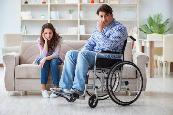 Tekerlekli sandalyedeki çaresiz kişi