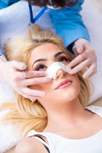 Mujer preparándose para la cirugía plástica — Foto de Stock